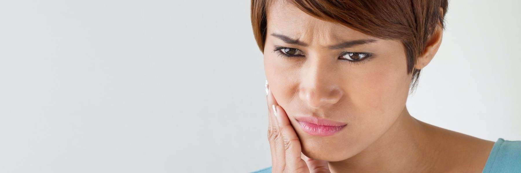 Woman in New Orleans experiencing tooth ache